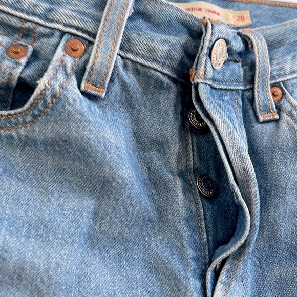 Levi’s Wedgie Straight Leg Raw Hem Distressed Jeans - Picture 2 of 8